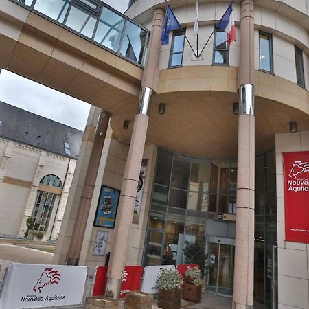 Comedy: Heart Of Town Facing The Na Region Πουατιέ Εξωτερικό φωτογραφία